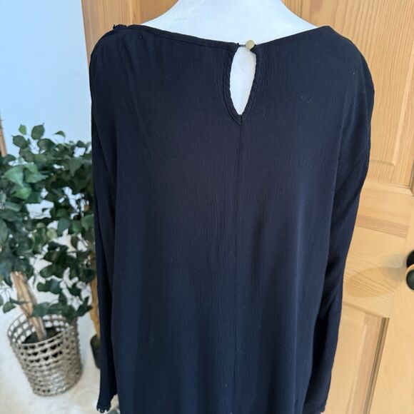 Catherines 1X Pretty Black Loose Fitting Lightweight Top Fringe & Crocheted Neck - Picture 3 of 11